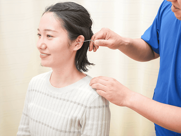 耳ツボ施術の様子